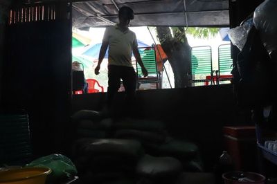 Nhà dân TPHCM thành 'hầm tối', khốn khổ vì đường nâng cao cả mét