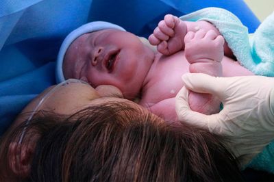 Đề xuất hỗ trợ tiền, hiện vật nuôi trẻ đến ít nhất 1 tuổi để khuyến khích sinh