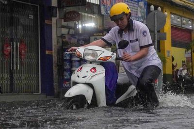 Cảnh mưa lớn giờ tan tầm ở TPHCM, người dân bì bõm dắt xe về nhà