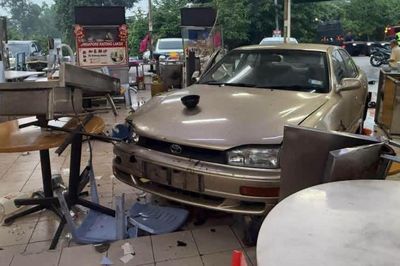Lùi xe nhầm chân ga, Toyota Camry đâm 2 ô tô rồi lao vào quán ăn