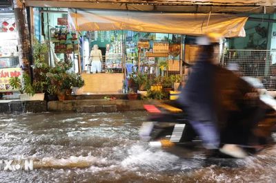 Thành phố Hồ Chí Minh: Mưa lớn kết hợp triều cường khiến nhiều khu vực ngập sâu