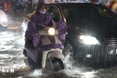 Nhiều khu vực ở Thành phố Hồ Chí Minh ngập sâu do mưa lớn kết hợp triều cường