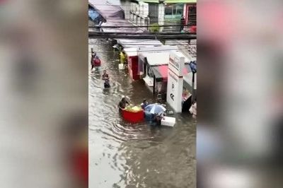 'Chợ nổi' bất ngờ xuất hiện ngay trên giao lộ ở thủ đô Bangkok của Thái Lan