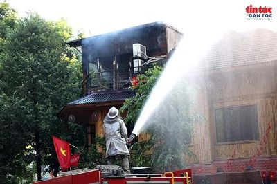 Cháy lớn trong quán ăn trên phố Tăng Bạt Hổ, huy động 5 xe chữa cháy