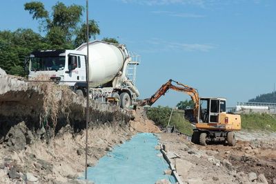 Chạy đua với thời gian sửa chữa tuyến đê bị hư hỏng sau bão