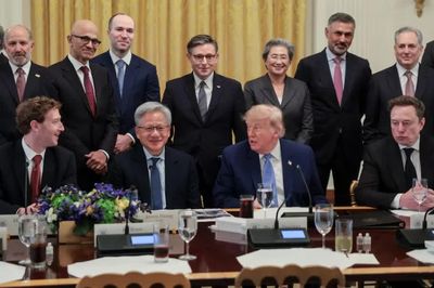 Ông Trump bắt tay loạt ông lớn công nghệ, siết AI nhưng vẫn thúc đẩy xây trung tâm dữ liệu