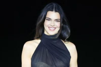 Kendall Jenner diện váy maxi xuyên thấu gây sốt