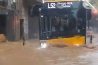 Mưa lớn, lũ quét nhấn chìm nhiều điểm du lịch Tây Ban Nha, hơn 100 chuyến bay bị hủy
