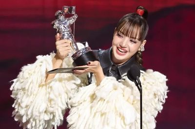 Bộ trưởng Văn hóa, Thể thao và Du lịch Hàn Quốc chúc mừng BTS và Lisa