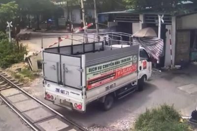 Lùi xe làm hỏng cần chắn đường sắt, tài xế nhận mức phạt 'nhớ đời'