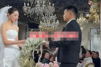 Chú rể xuất hiện với gương mặt không cảm xúc trong đám cưới, khoảnh khắc bên cô dâu gây chú ý