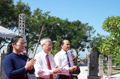 Đoàn lãnh đạo thành phố Đà Nẵng dâng hương mộ cụ Huỳnh Thúc Kháng