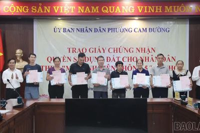 Trao giấy chứng nhận quyền sử dụng đất theo “Mô hình liên thông 5 tại chỗ”