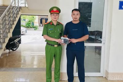 Công an cơ sở hỗ trợ người dân trao trả tài sản, tiền chuyển khoản nhầm