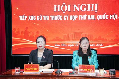 Đồng chí Lê Thị Nga, Ủy viên Trung ương Đảng, Chủ nhiệm Ủy ban Dân nguyện và Giám sát của Quốc hội tiếp xúc cử tri phường Duy Tiên