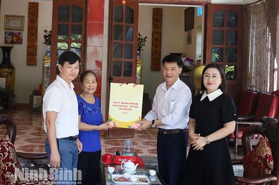 Lãnh đạo tỉnh thăm, tặng quà gia đình đang thờ cúng nữ liệt sỹ dân quân pháo phòng không Lam Hạ