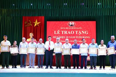 Đảng uỷ các địa phương tổ chức trao Huy hiệu Đảng và triển khai nhiệm vụ 3 tháng cuối năm
