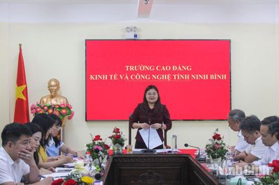 Đồng chí Phó Chủ tịch UBND tỉnh Hà Lan Anh làm việc với Trường Cao đẳng Kinh tế và Công nghệ tỉnh Ninh Bình