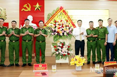 Đồng chí Phó Chủ tịch UBND tỉnh Trần Anh Dũng chúc mừng lực lượng Cảnh sát PCCC và CNCH nhân kỷ niệm 65 năm Ngày truyền thống