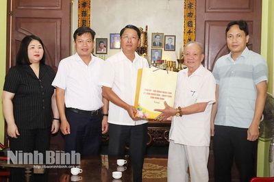 Lãnh đạo tỉnh thăm, tặng quà các gia đình đang thờ cúng nữ liệt sỹ dân quân pháo phòng không Lam Hạ