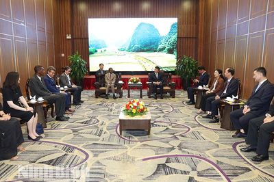 Đồng chí Bí thư Tỉnh uỷ Trần Huy Tuấn tiếp xã giao Đoàn công tác của Trung tâm Di sản Thế giới UNESCO
