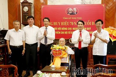 Trưởng Ban Tổ chức Tỉnh ủy Bùi Đình Thi trao tặng Huy hiệu 70 năm tuổi Đảng