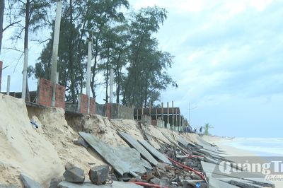 Bờ biển bị xâm thực, người dân mong sớm được di dời