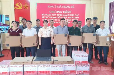 Thắng Mố trang bị máy tính, máy in cho các bí thư chi bộ thôn