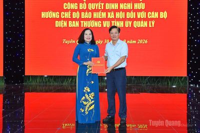 Công bố quyết định nghỉ hưu đối với đồng chí Ngô Thị Thu Hà, Phó Giám đốc Báo và phát thanh, truyền hình Tuyên Quang