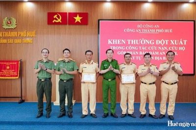 Khen thưởng hai cán bộ Cảnh sát giao thông kịp thời hỗ trợ người dân bị đột quỵ đi cấp cứu