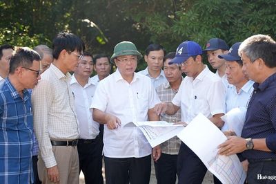 Phó Bí thư Thành ủy, Chủ tịch UBND thành phố Lê Trí Thanh khảo sát các điểm di tích nhằm mở hướng khai thác văn hóa