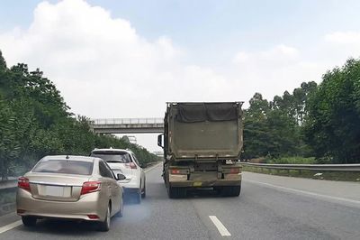 Vượt xe, chuyển làn 'điền chỗ trống', ô tô con gây tai nạn trên cao tốc