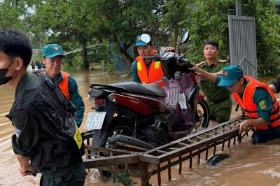 Mưa lớn cùng triều cường gây ngập nhiều khu vực tại Đồng Nai