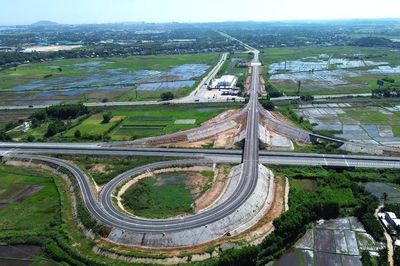 Cận cảnh nút giao nối Dung Quất với cao tốc Bắc - Nam trước giờ thông xe