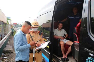 Xe hợp đồng trước bước chuyển lớn: Chia sẻ dữ liệu trước mỗi chuyến đi