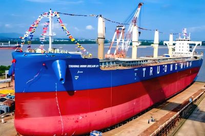 Ninh Bình: Hạn chế giao thông trên sông Hoàng Long để hạ thủy hai tàu vận tải