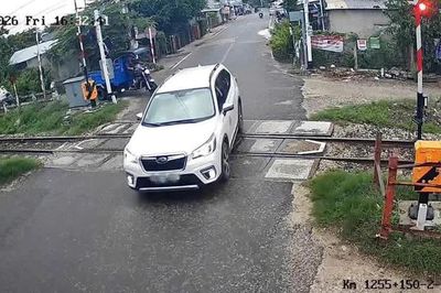 Khánh Hòa: Vượt đường ngang khi đèn đỏ bị camera ghi lại, tài xế ô tô lĩnh phạt