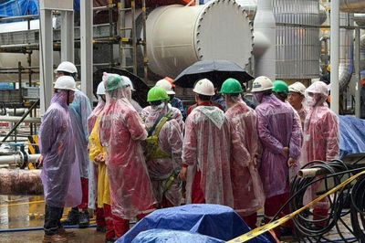 Những ngày Nhà máy Đạm Cà Mau thực hiện chiến dịch bảo dưỡng tổng thể 2026, trong chiếc áo mưa