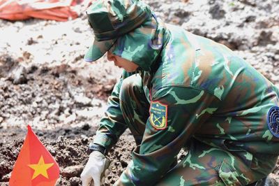 TP. Hồ Chí Minh: Huy động nhiều phương tiện phục vụ tìm kiếm hài cốt liệt sĩ tại Công viên Lê Thị Riêng