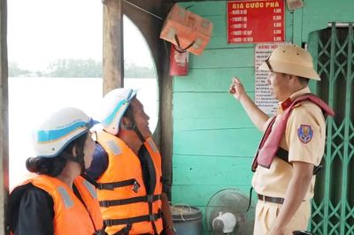 Bảo đảm an toàn giao thông mùa nước nổi ở Tây Đô