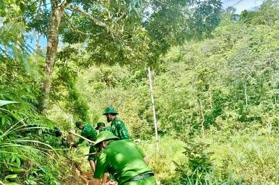 Lực lượng vũ trang ở Quảng Trị khẩn trương giúp dân sửa đường vào thôn Cát, Trỉa