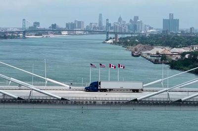 Mỹ cấm nhập hàng hóa Canada trị giá gần 1 tỷ USD