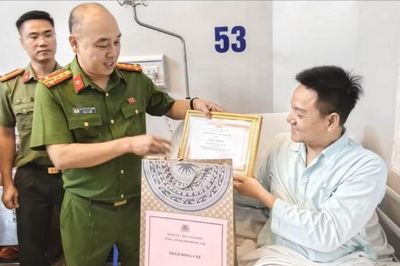 Thăm, động viên cán bộ bị thương khi làm nhiệm vụ