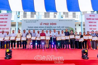 Hơn 300 người cao tuổi được khám sàng lọc sức khoẻ