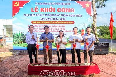 Xã Phan Ngọc Hiển khởi công 3 công trình lộ giao thông nông thôn