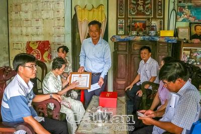Lãnh đạo Uỷ ban MTTQ Việt Nam tỉnh Cà Mau thăm, chúc thọ người cao tuổi