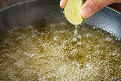 Vì sao nhiều người nhỏ vài giọt chanh vào dầu trước khi chiên? Hóa ra không phải để tạo vị chua