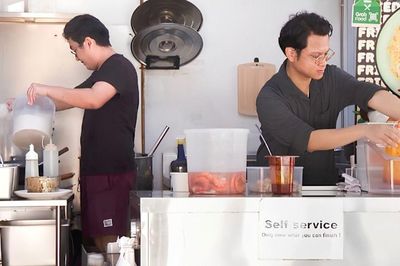 Bỏ việc lương 203 triệu đồng/tháng để đi bán hàng rong, chàng trai nói lý do khiến nhiều người bất ngờ