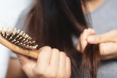 Sang thu tóc rụng nhiều: 5 cách chăm sóc tóc đơn giản giúp hạn chế gãy rụng