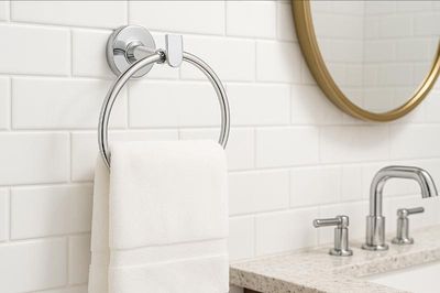 Treo khăn trong nhà tắm tưởng tiện nhưng nhiều gia đình đang mắc lỗi này